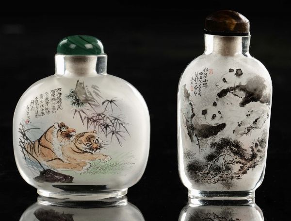 Due snuff bottles in vetro con immagini di panda, tigri e cerbiatti, Cina, XX secolo  - Asta Chinese Works of Art - Associazione Nazionale - Case d'Asta italiane
