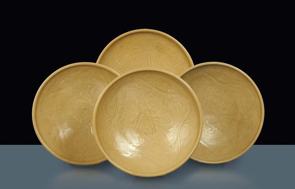 Quattro piatti in porcellana a fondo giallo, Cina, Dinastia Qing, XIX secolo  - Asta Chinese Works of Art - Associazione Nazionale - Case d'Asta italiane