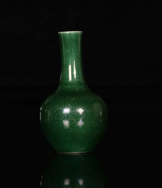 Vasetto a bottiglia in porcellana monocroma verde smeraldo, Cina, Dinastia Qing, XIX secolo  - Asta Chinese Works of Art - Associazione Nazionale - Case d'Asta italiane