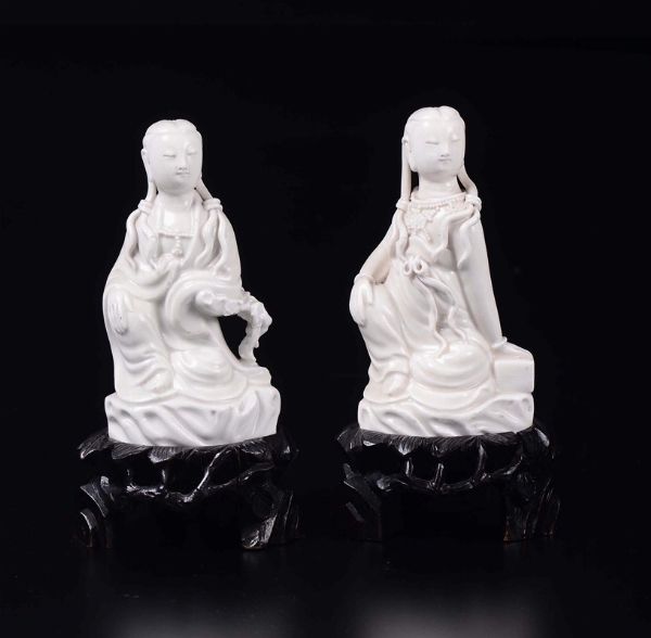 Due Guanyin sedute in porcellana Blanc de Chine, Cina, Dinastia Qing, XIX secolo  - Asta Chinese Works of Art - Associazione Nazionale - Case d'Asta italiane