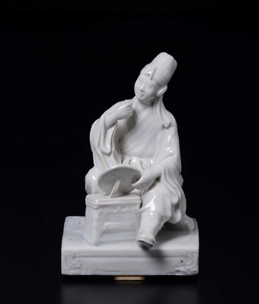 Figura di artista seduto in porcellana Blanc de Chine, Cina, Repubblica, XX secolo  - Asta Chinese Works of Art - Associazione Nazionale - Case d'Asta italiane
