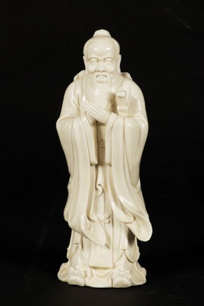 Figura di saggio in porcellana bianca, Cina, XX secolo  - Asta Chinese Works of Art - Associazione Nazionale - Case d'Asta italiane