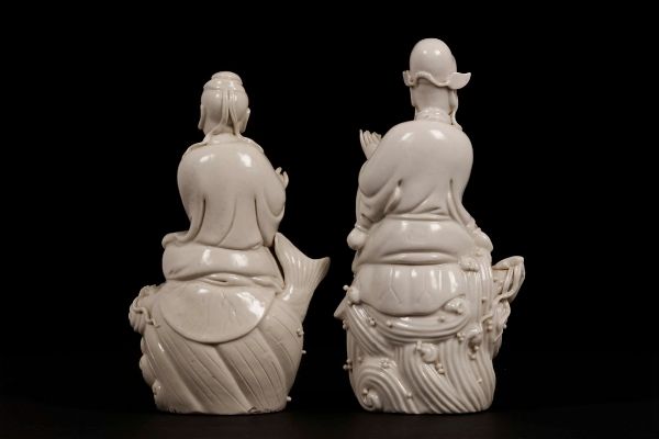 Due figure in porcellana Blanc de Chine raffiguranti dignitario e Guanyin, Cina, XX secolo  - Asta Chinese Works of Art - Associazione Nazionale - Case d'Asta italiane