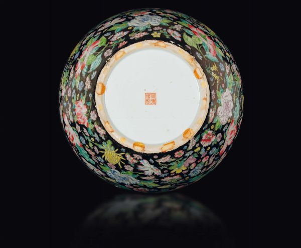 Vaso in porcellana millefiori a fondo nero, Cina, inizio XX secolo  - Asta Chinese Works of Art - Associazione Nazionale - Case d'Asta italiane