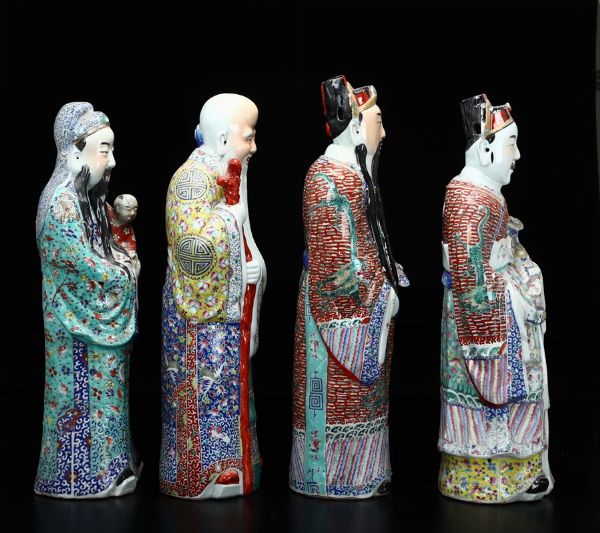 Quattro figure di saggi in porcellana a smalti policromi, Cina, Dinastia Qing, fine XIX secolo  - Asta Chinese Works of Art - Associazione Nazionale - Case d'Asta italiane