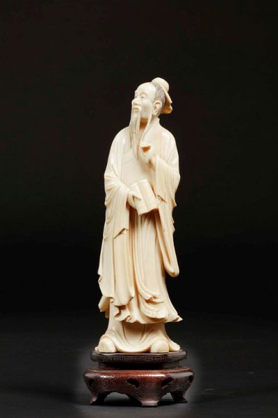 Figura di saggio con pergamena scolpito in avorio, Cina, inizio XX secolo  - Asta Chinese Works of Art - Associazione Nazionale - Case d'Asta italiane