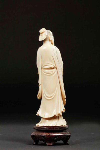 Figura di saggio con pergamena scolpito in avorio, Cina, inizio XX secolo  - Asta Chinese Works of Art - Associazione Nazionale - Case d'Asta italiane