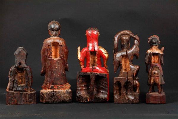 Cinque figure di dignitari scolpite in legno laccato e dorato, Cina del sud, XIX secolo  - Asta Chinese Works of Art - Associazione Nazionale - Case d'Asta italiane