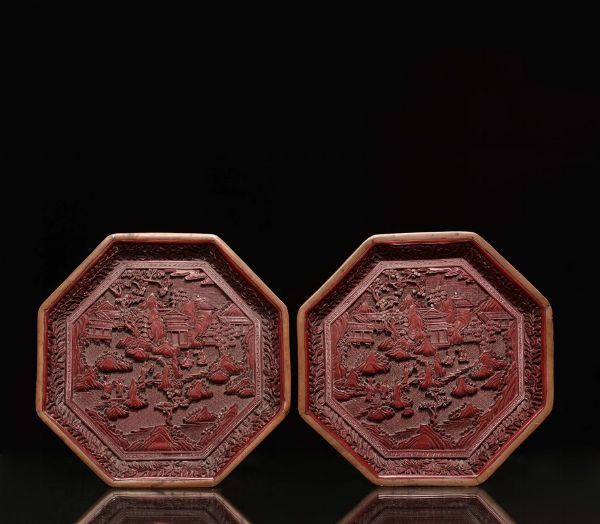 Coppia di piatti in lacca rossa scolpita a base esagonale, Cina, Dinastia Qing, XIX secolo  - Asta Chinese Works of Art - Associazione Nazionale - Case d'Asta italiane