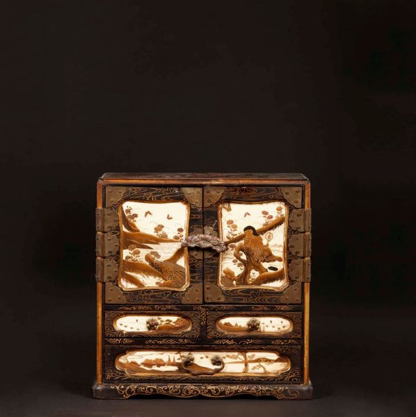 Mobiletto in legno laccato con pannelli Shibayama, Giappone, inizio XX secolo  - Asta Chinese Works of Art - Associazione Nazionale - Case d'Asta italiane