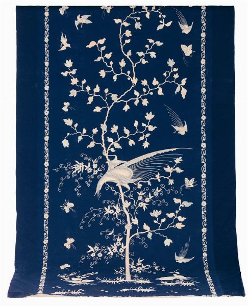 Grande tessuto in seta a fondo blu ricamato con decoro di fiori e uccelli, Cina, inizio XX secolo  - Asta Chinese Works of Art - Associazione Nazionale - Case d'Asta italiane