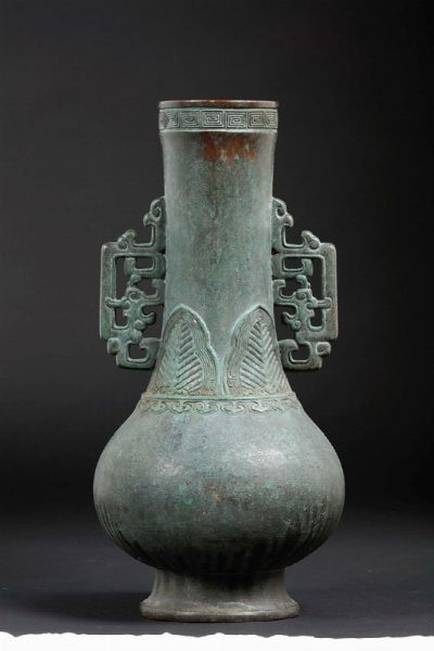 Vaso in bronzo con manici in stile arcaico, Cina, Dinastia Ming, XVII secolo  - Asta Chinese Works of Art - Associazione Nazionale - Case d'Asta italiane