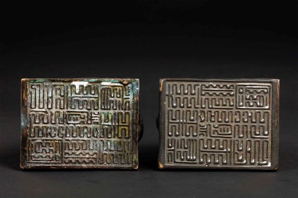 Due sigilli in bronzo sormontati da cani di Pho, Cina, XX secolo  - Asta Chinese Works of Art - Associazione Nazionale - Case d'Asta italiane