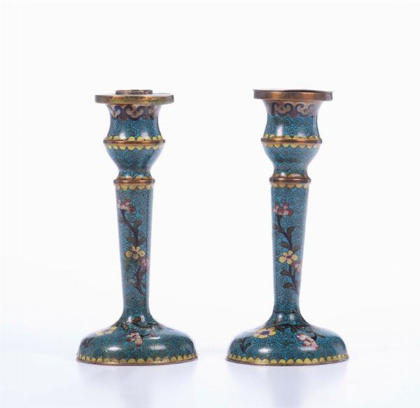 Due candelabri a smalti cloisonn, Cina, Dinastia Qing, XIX secolo  - Asta Chinese Works of Art - Associazione Nazionale - Case d'Asta italiane