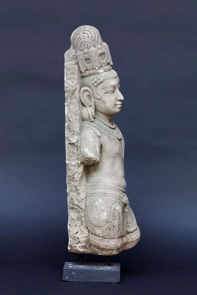 Figura di divinit in pietra arenaria, India, XX secolo  - Asta Chinese Works of Art - Associazione Nazionale - Case d'Asta italiane