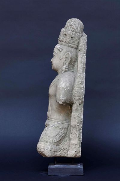 Figura di divinit in pietra arenaria, India, XX secolo  - Asta Chinese Works of Art - Associazione Nazionale - Case d'Asta italiane