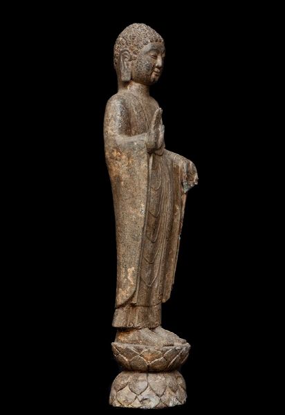 Figura di Buddha in pietra eretto su doppio fiore di loto, Cina, XX secolo  - Asta Chinese Works of Art - Associazione Nazionale - Case d'Asta italiane