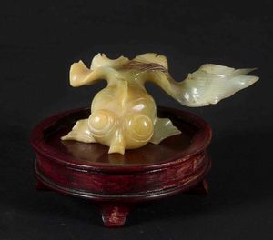 Figura di pesce scolpito in giada e russet, Cina, XX secolo  - Asta Chinese Works of Art - Associazione Nazionale - Case d'Asta italiane