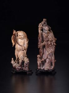 Due figure di saggi scolpiti in saponaria, Cina, Dinastia Qing, XIX secolo  - Asta Chinese Works of Art - Associazione Nazionale - Case d'Asta italiane