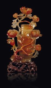 Vaso con coperchio scolpito in agata con fiori a rilievo, Cina, XX secolo  - Asta Chinese Works of Art - Associazione Nazionale - Case d'Asta italiane