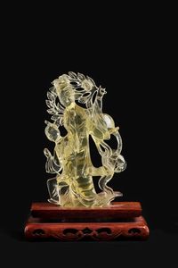 Figura di Guanyin scolpita in vetro giallo, Cina, XX secolo  - Asta Chinese Works of Art - Associazione Nazionale - Case d'Asta italiane