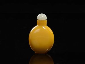 Snuff bottle in vetro giallo con tappo in giada bianca, Cina, Dinastia Qing, XIX secolo  - Asta Chinese Works of Art - Associazione Nazionale - Case d'Asta italiane