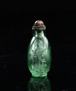 Snuff bottle in vetro di Pechino verde con draghi laterali che si prolungano alla base, Cina, Dinastia Qing, XIX secolo  - Asta Chinese Works of Art - Associazione Nazionale - Case d'Asta italiane