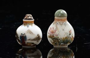 Due snuff bottles una in porcellana e una in vetro con pescatori e ninfee, Cina, XX secolo  - Asta Chinese Works of Art - Associazione Nazionale - Case d'Asta italiane