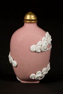 Snuff bottle in porcellana a sfondo rosa con decoro di volatili a rilievo, Cina, XX secolo  - Asta Chinese Works of Art - Associazione Nazionale - Case d'Asta italiane