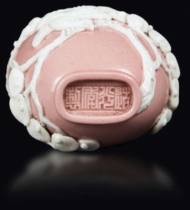 Snuff bottle in porcellana a sfondo rosa con decoro di volatili a rilievo, Cina, XX secolo  - Asta Chinese Works of Art - Associazione Nazionale - Case d'Asta italiane