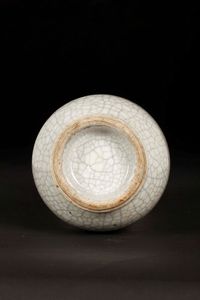 Vaso in porcellana Guan type, Cina, Dinastia Qing, fine XIX secolo  - Asta Chinese Works of Art - Associazione Nazionale - Case d'Asta italiane