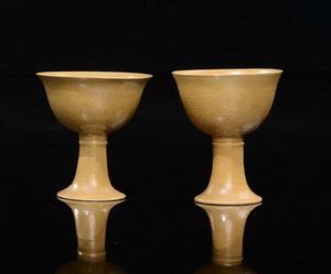 Due stem cup in porcellana monocroma gialla con draghi incisi, Cina, XX secolo  - Asta Chinese Works of Art - Associazione Nazionale - Case d'Asta italiane