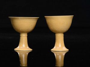 Due stem cup in porcellana monocroma gialla con draghi incisi, Cina, XX secolo  - Asta Chinese Works of Art - Associazione Nazionale - Case d'Asta italiane