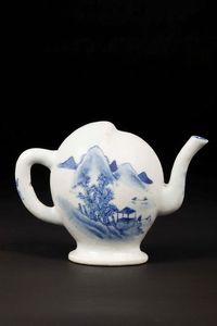 Versatore di vino in porcellana bianca e blu, Cina, Dinastia Qing, XIX secolo  - Asta Chinese Works of Art - Associazione Nazionale - Case d'Asta italiane