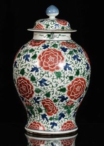 Vaso in porcellana policroma con fiori rossi e blu, Cina, Dinastia Qing, XIX secolo  - Asta Chinese Works of Art - Associazione Nazionale - Case d'Asta italiane