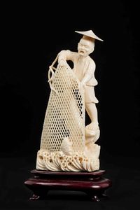 Figura di pescatore scolpito in avorio con rete, Giappone, inizio XX secolo  - Asta Chinese Works of Art - Associazione Nazionale - Case d'Asta italiane