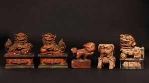 Cinque cani di Pho in legno, Cina del sud, Canton, Dinastia Qing, XVIII/XIX secolo  - Asta Chinese Works of Art - Associazione Nazionale - Case d'Asta italiane