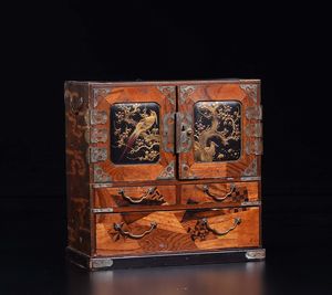 Portagioie in legno laccato, Cina, Dinastia Qing, XIX secolo  - Asta Chinese Works of Art - Associazione Nazionale - Case d'Asta italiane