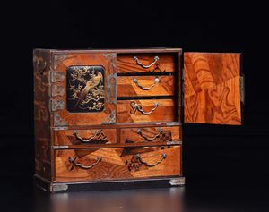 Portagioie in legno laccato, Cina, Dinastia Qing, XIX secolo  - Asta Chinese Works of Art - Associazione Nazionale - Case d'Asta italiane