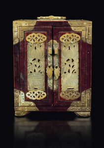 Portagioie in legno con profili in giada bianca, Cina, inizio XX secolo  - Asta Chinese Works of Art - Associazione Nazionale - Case d'Asta italiane