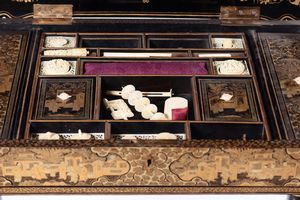 Tavolino in legno laccato contenente oggetti da ricamo in avorio, Cina, Dinastia Qing, fine XIX secolo  - Asta Chinese Works of Art - Associazione Nazionale - Case d'Asta italiane