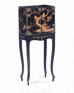 Mobiletto in legno laccato con alzata, Giappone, XIX secolo  - Asta Chinese Works of Art - Associazione Nazionale - Case d'Asta italiane