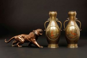 Lotto composto da due vasi ed una tigre in bronzo dorato, Giappone, XIX secolo  - Asta Chinese Works of Art - Associazione Nazionale - Case d'Asta italiane
