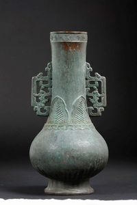 Vaso in bronzo con manici in stile arcaico, Cina, Dinastia Ming, XVII secolo  - Asta Chinese Works of Art - Associazione Nazionale - Case d'Asta italiane