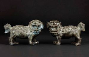 Coppia di cani di Pho in bronzo, Cina, XX secolo  - Asta Chinese Works of Art - Associazione Nazionale - Case d'Asta italiane