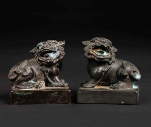 Due sigilli in bronzo sormontati da cani di Pho, Cina, XX secolo  - Asta Chinese Works of Art - Associazione Nazionale - Case d'Asta italiane