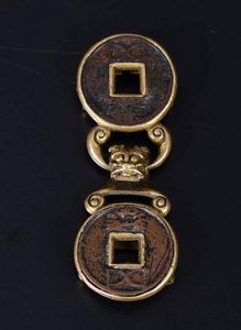 Fibbia in bronzo dorato con pipistrello, Cina, Dinastia Qing, XIX secolo  - Asta Chinese Works of Art - Associazione Nazionale - Case d'Asta italiane