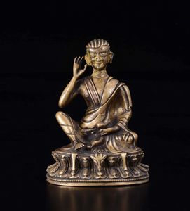 Figura di monaco in bronzo dorato seduto su fiore di loto, Cina, XX secolo  - Asta Chinese Works of Art - Associazione Nazionale - Case d'Asta italiane