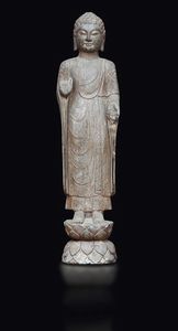 Figura di Buddha in pietra eretto su doppio fiore di loto, Cina, XX secolo  - Asta Chinese Works of Art - Associazione Nazionale - Case d'Asta italiane