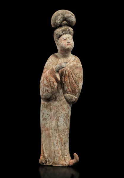 Figura di Fat Lady in terracotta con tracce di policromia, Cina, Dinastia Tang (618-906)  - Asta Fine Chinese Works of Art - Associazione Nazionale - Case d'Asta italiane